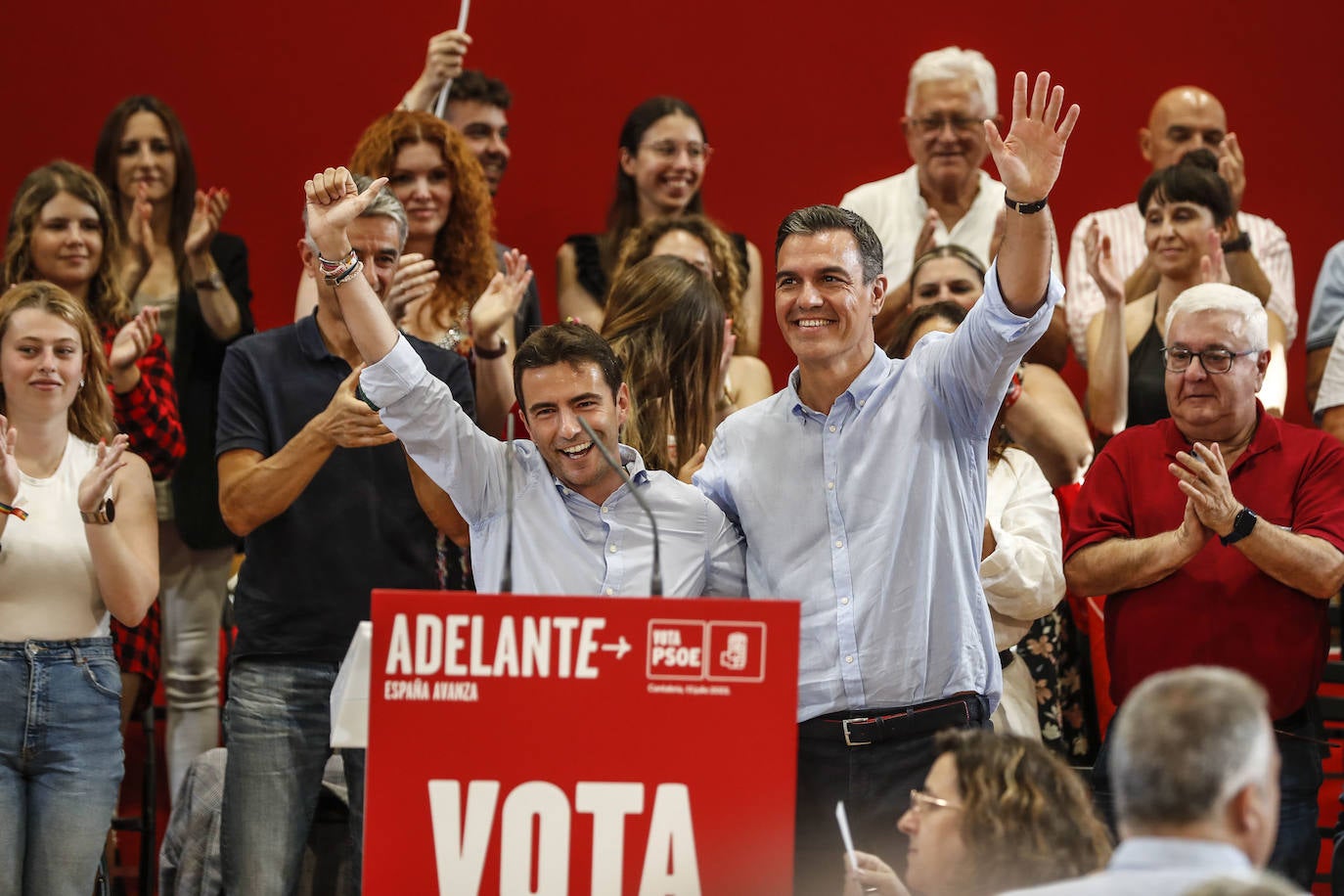 Casares, que es miembro de la Ejecutiva Federal de Sánchez, eufórico junto al presidente de España.