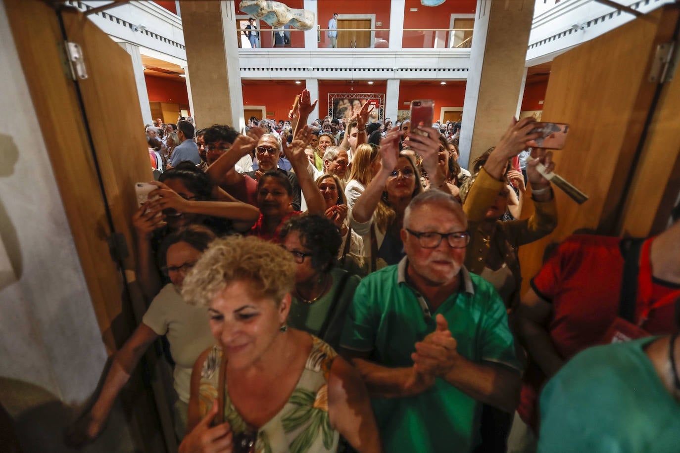 Muchos asistentes siguieron el acto desde los pasillos y otros muchos se quedaron a las puertas del Paraninfo.