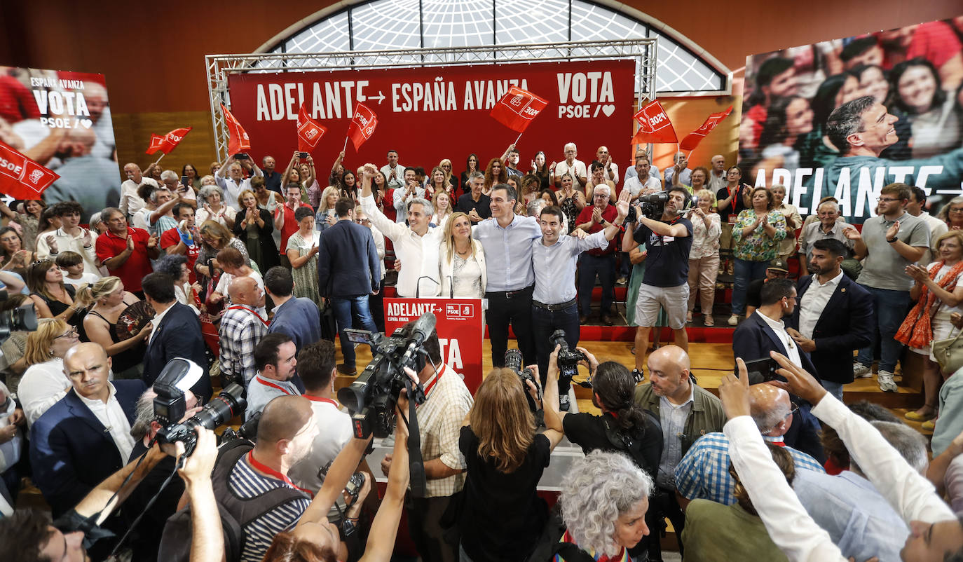 El presidente y los dirigentes del PSOE cántabro saludan al público tras finalizar el acto, que duró hora y media.