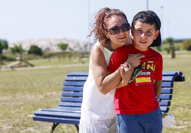 «No estamos bien atendidos». Isabel Cantalapiedra, madre de Mario (10 años), defiende que «en Cantabria hacen falta unidades especializadas para el abordaje de estas patologías tan complicadas».