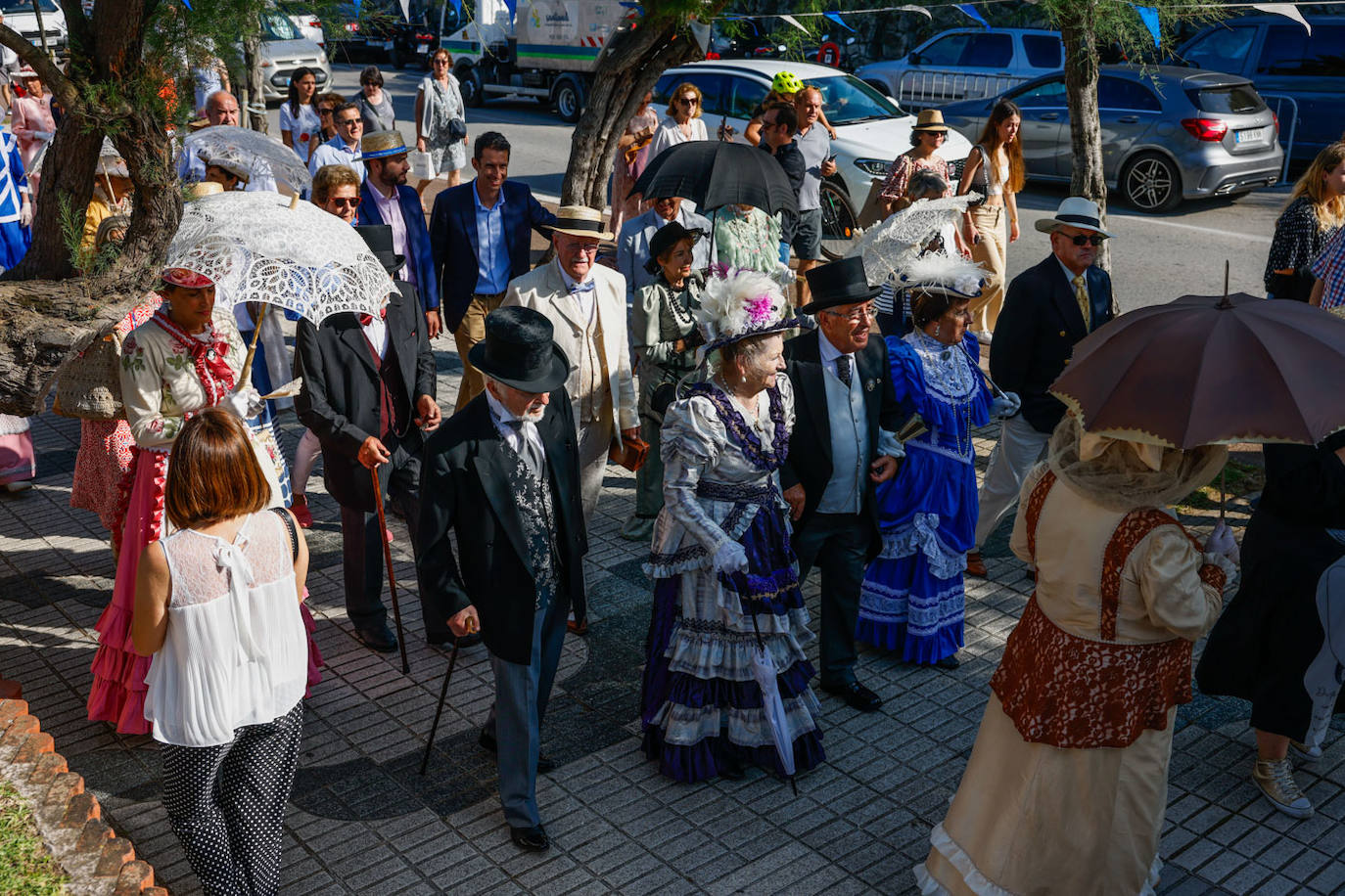 El pasacalles de las asociaciones de trajes de época dio el pistoletazo de salida a las actividades que se sucederán hasta el domingo.