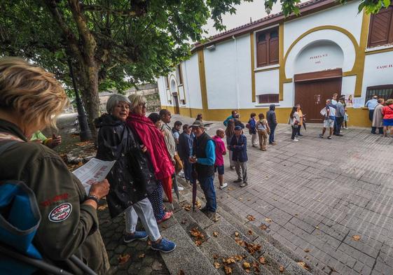 Algunos de los aficionados que han acudido a la apertura de taquillas esta mañana