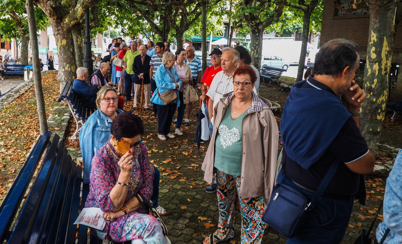 Decenas de personas han hecho cola desde primera hora de la mañana: hoy era la primera ocasión para comprar entradas sueltas