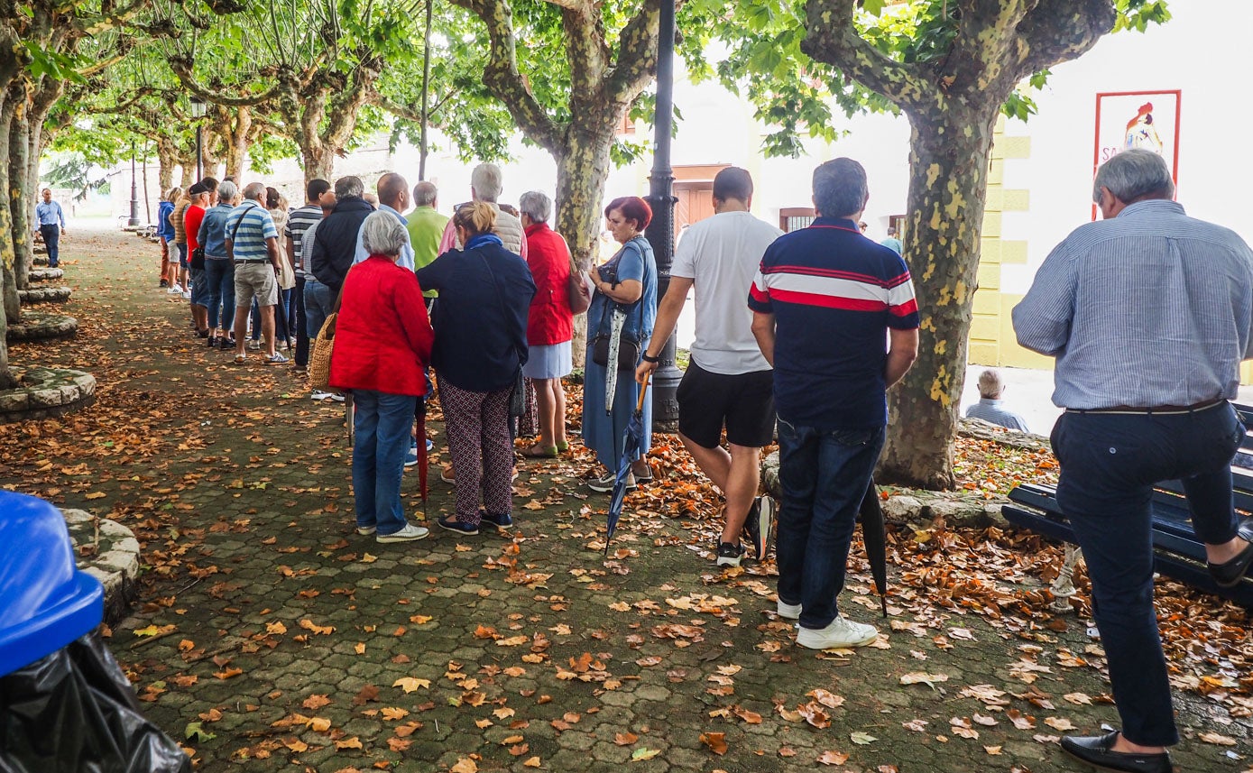 «Hace falta paciencia», decían algunos de los numerosos aspirantes a hacerse con entradas para la Feria de Santiago