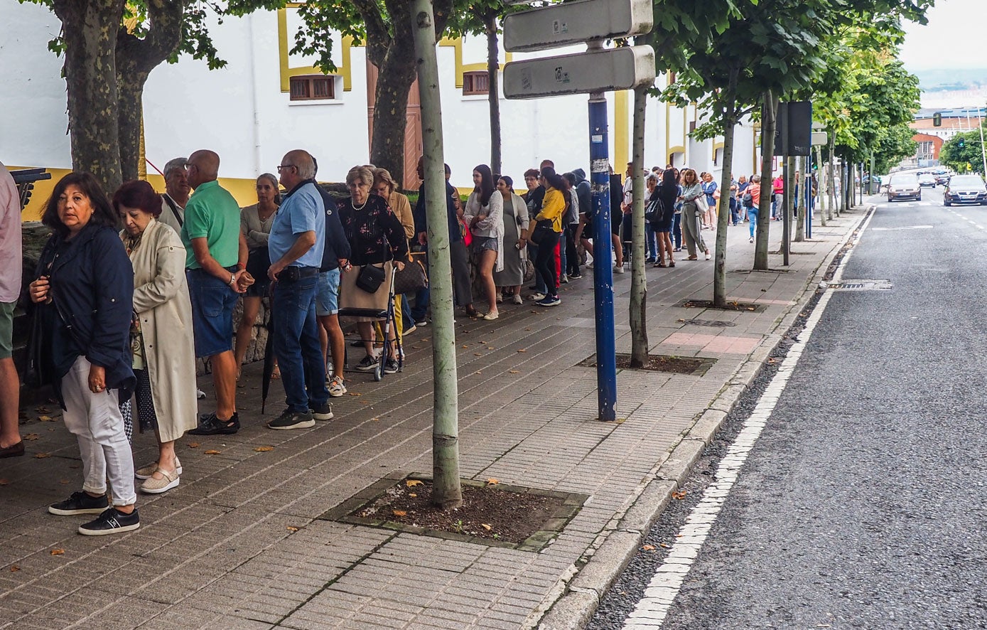 Antes de disfrutar de los toros toca hacer fila