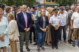 Roberto Media, consejero de Fomento, e Isabel Urritia, responsable de Presidencia y Justicia, junto a Carmen Martínez, jefa superior de Policía de Cantabria