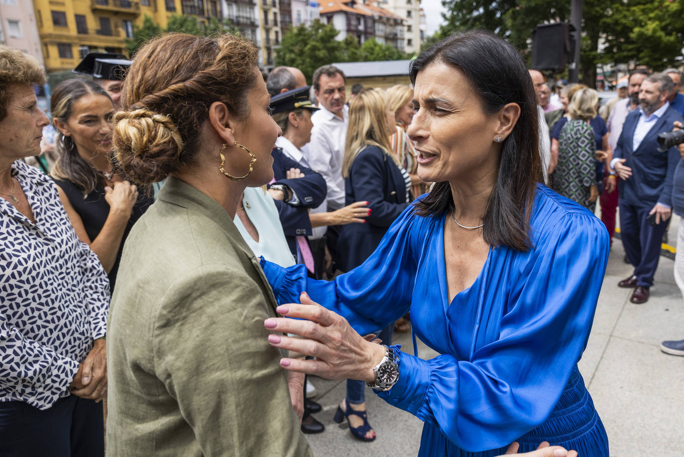 Ainoa Quiñones saluda a Gema Igual. 