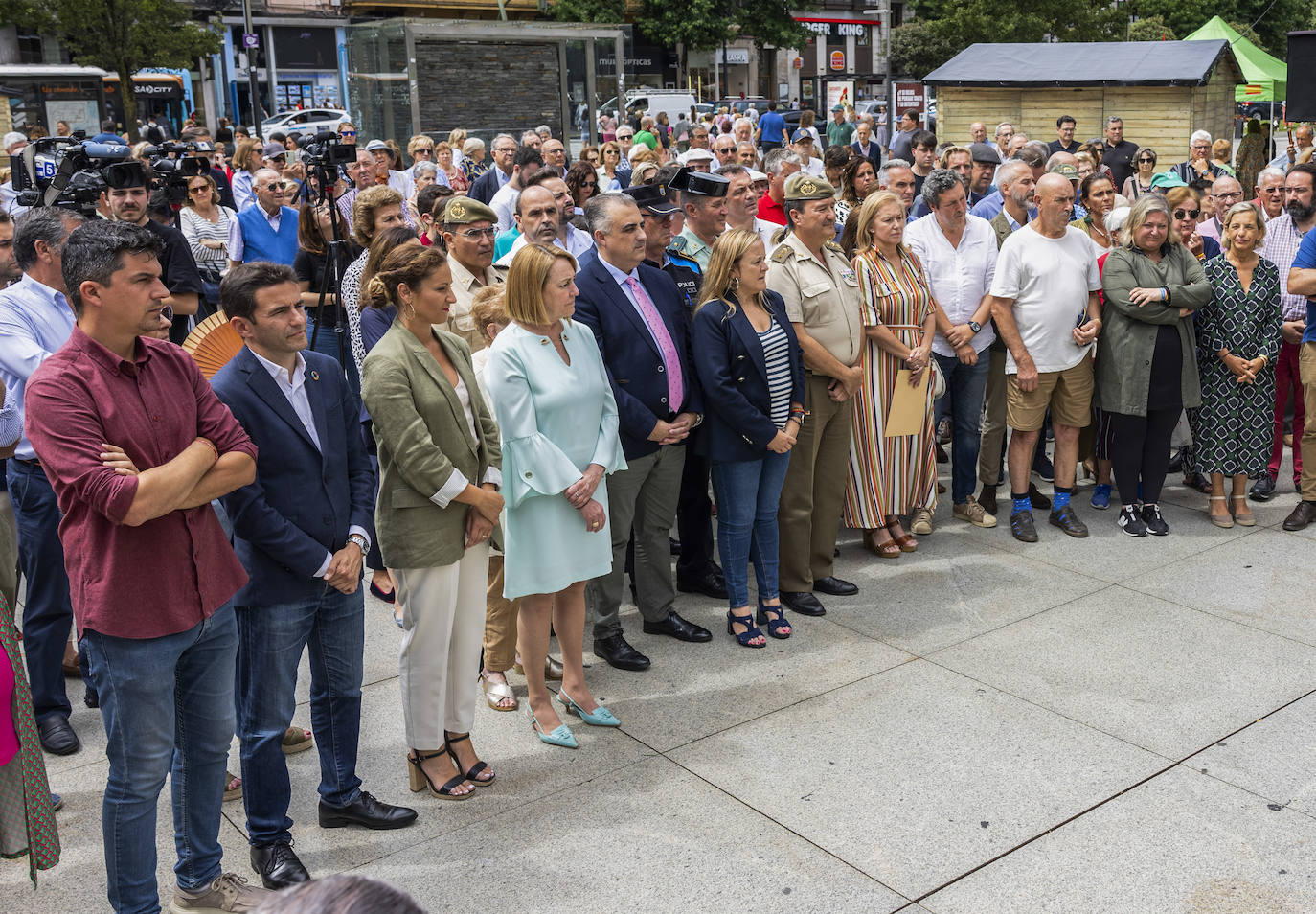 Representantes políticos y vecinos de Santander, en el minuto de silencio. 