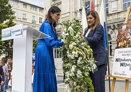 Gema Igual y María José Sáenz de Buruaga rinden homenaje a Miguel Ángel Blanco con una corona de flores.