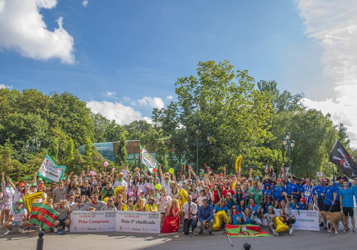 Foto de familia con diferentes peñas, el año pasado, en las fiestas patronales de Torrelavega.