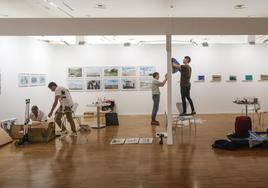 Las galerías Metro, de Santiago de Compostela, y Shiras Gallery, de Valencia, en pleno montaje de sus respectivos estands.