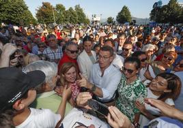 Alberto Núñez Feijóo saluda a simpatizantes del PP en los Jardines de Pereda.