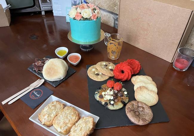 Algunas de las propuestas que María ofrece en sus desayunos, así como una tarta de encargo.