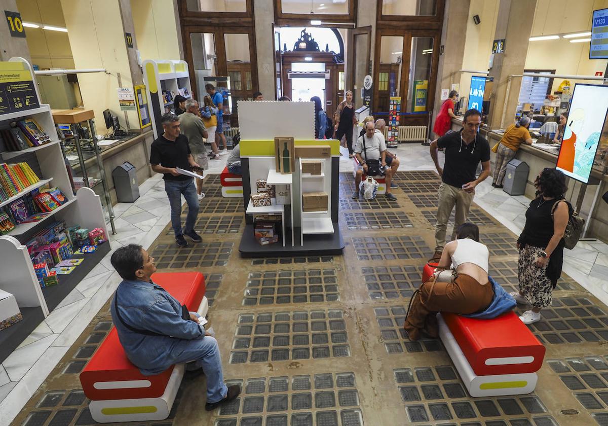 Oficina principal de Correos de Santander este jueves.