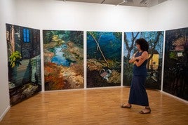 Una de las visitantes contempla la obra de Marthino Costa