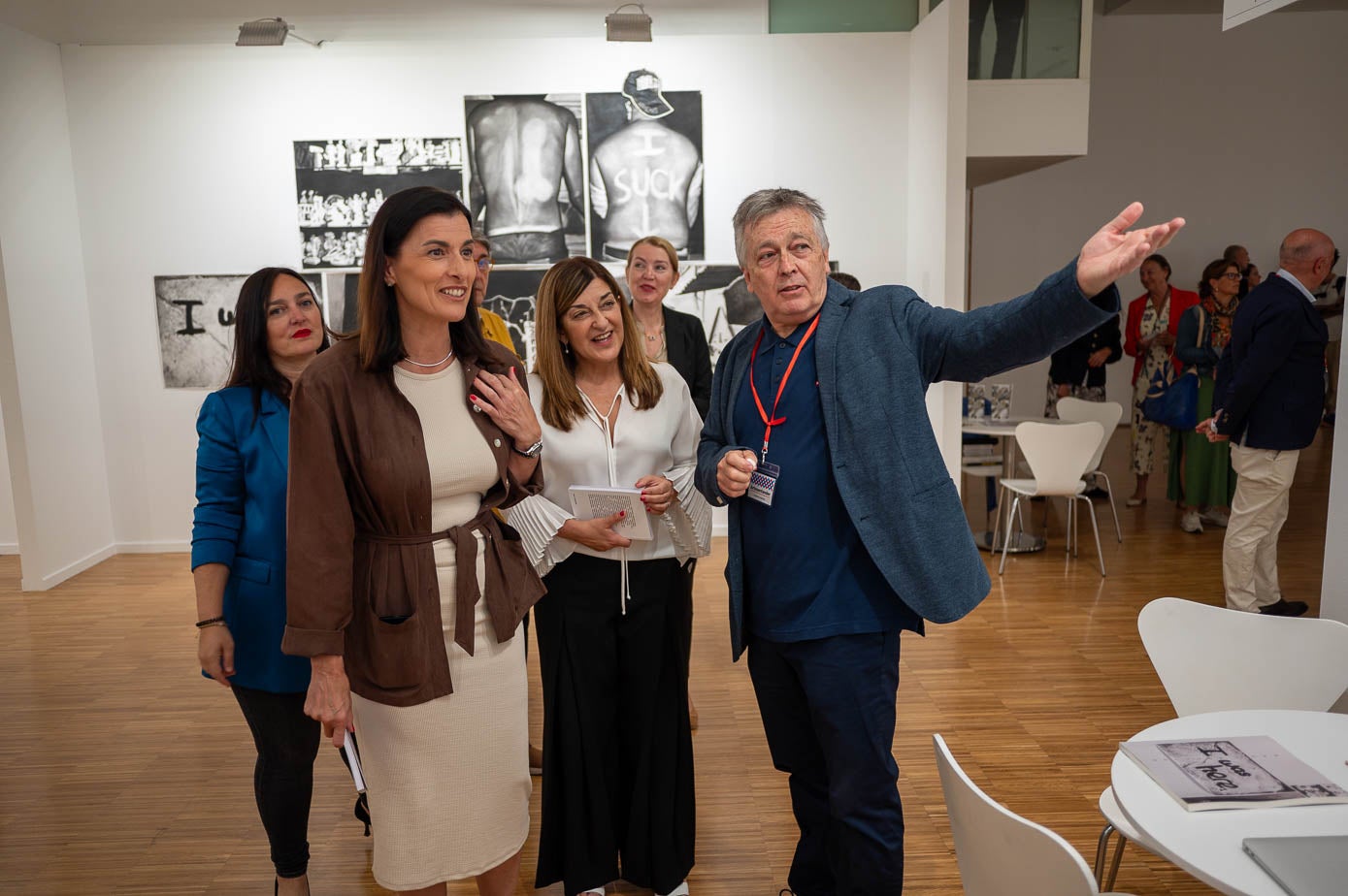 Noemía Méndez, Gema Igual, María José Sáenz de Buruaga y Eva Guillermina Fernández hicieron el recorrido por los estánds junto al director de la feria, Juan Riancho.