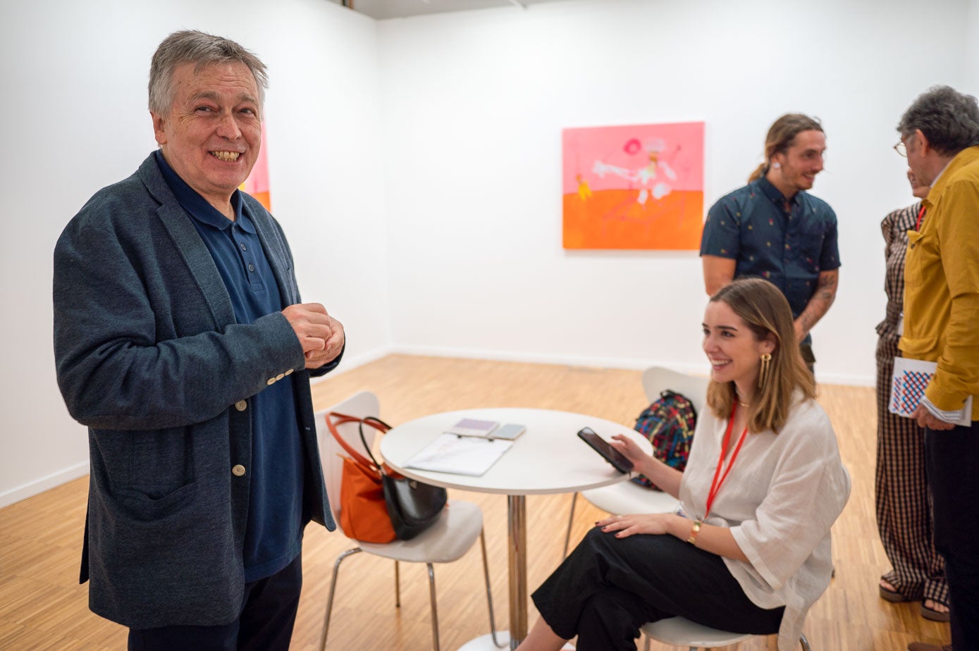 Juan Riancho en el estand de la galería Exhibit con la obra de Emanuele Tozzoli.