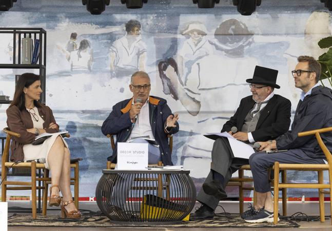 Juan Carlos Flores-Gispert, en la presentación de su libro junto a la alcaldesa de Santander, Gema Igual; Carlos Báscones, presidente de la Asociación de Recreación Histórica del Norte; y el comunicador Jesús Mazón.