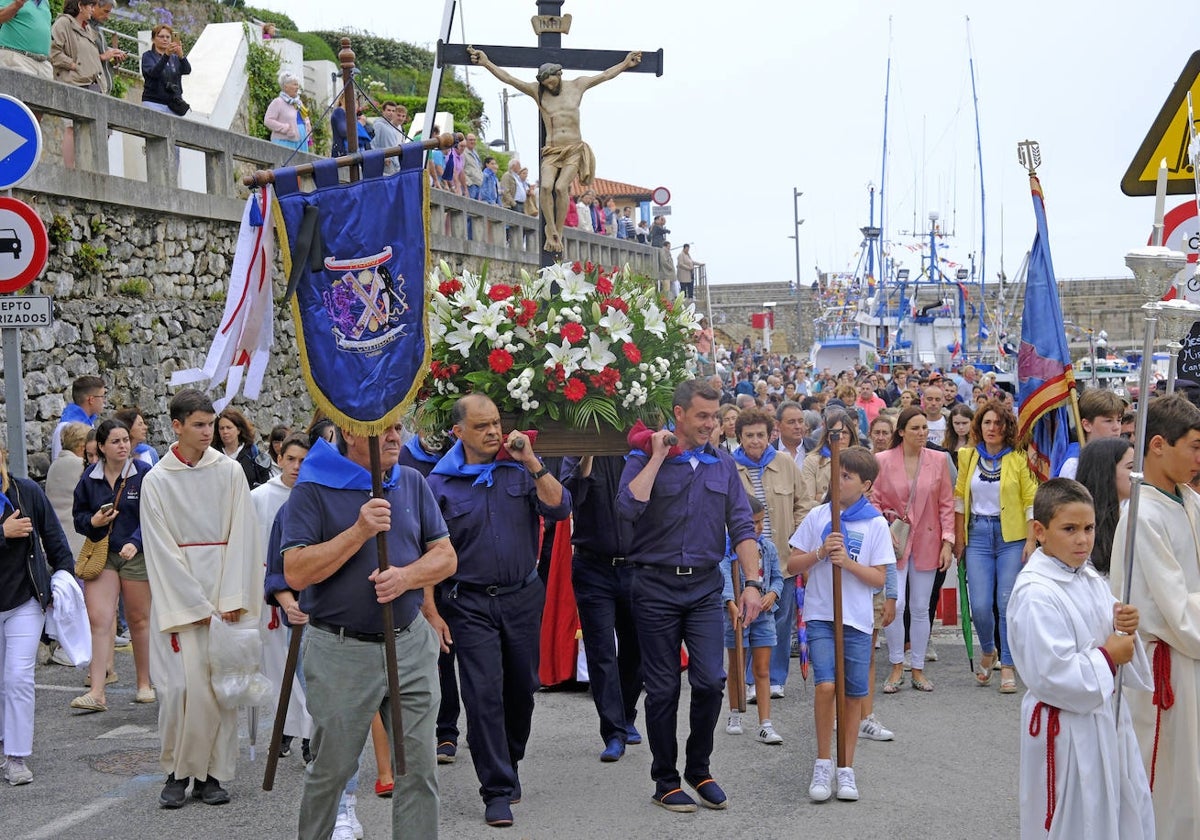 Un momento del ascenso del Cristo desde el puerto hasta la iglesia de San Crsitobal.