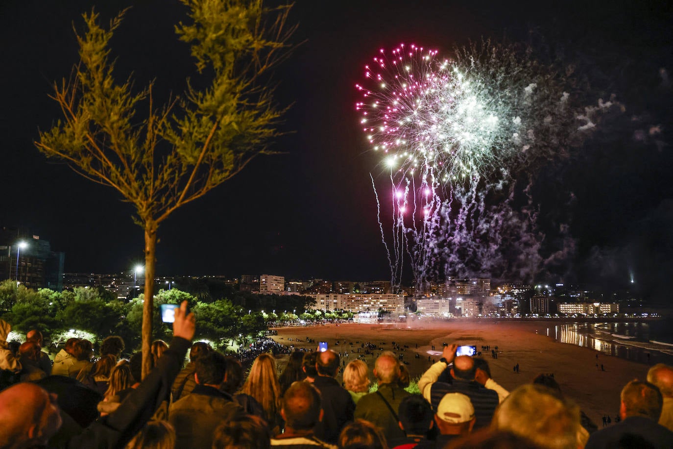 Los fuegos artificiales, un espectáculo para pequeños y mayores que disfrutaron del show.