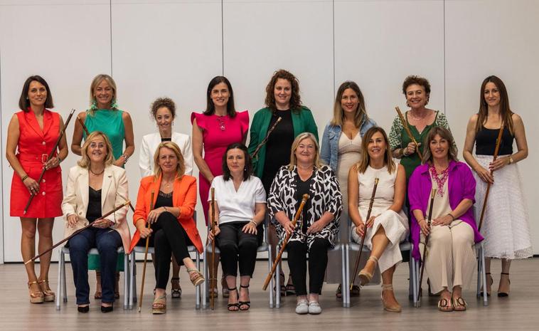 De pie y de izquierda a derecha, Carmen Pérez (Santa Cruz de Bezana); Susana Herrán (Castro Urdiales); Verónica Mantecón (Molledo); Gema Igual (Santander); Esther Gómez (Valle de Villaverde); Mireia Maza (Noja); Teresa Noceda (Comillas); Charo Urquiza (San Vicente la Barquera). Sentadas, Pilar del Río (Santa María de Cayón); María Jesús Susinos (Entrambasaguas); Mónica Quevedo (Corvera de Toranzo); Belén Ceballos (Los Tojos); María Higuera (Medio Cudeyo); y Rosa Díaz (Polanco).