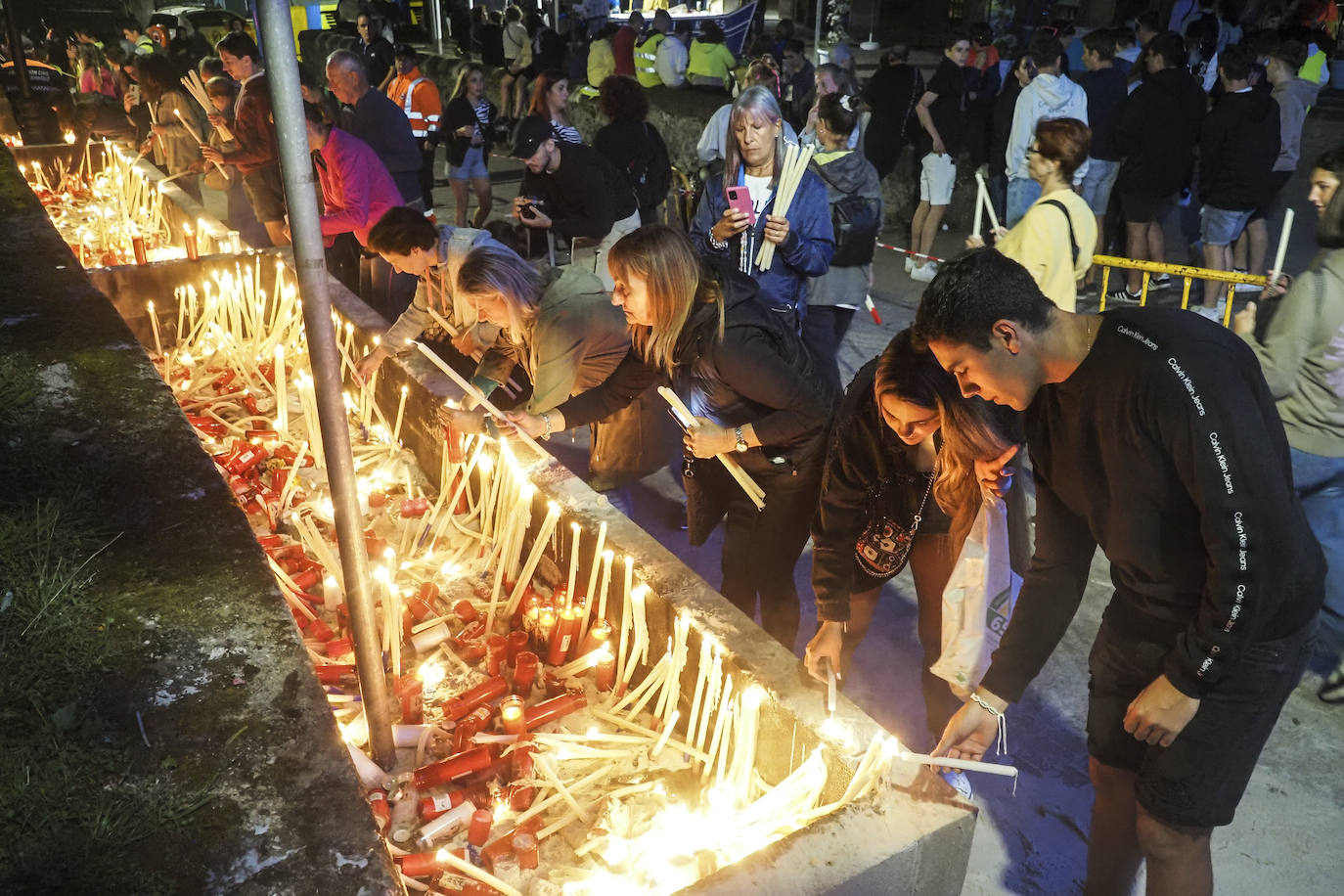 Con la emoción a flor de piel, vela en mano y una promesa íntima que quedará entre los romeros y la patrona del mar, la tradición se cumplió -con creces- un año más.