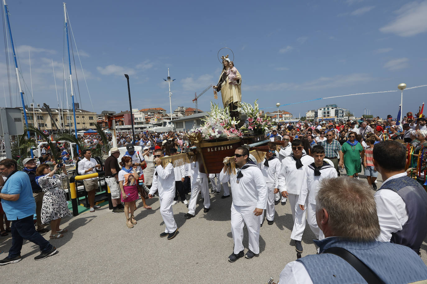 Una vez allí ha recorrido la Ría San Martín hasta el Puerto de Hinojedo, donde el Coro Aires del Castro, de la localidad, honrará a la Virgen entonando la Salve Marinera. 