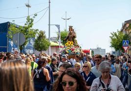 Multitudinaria procesión en el Barrio Pesquero, que ha honrado a la Virgen del Carmen