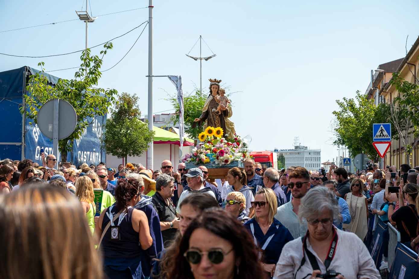 La procesión abarrotó el Barrio Pesquero de devotos de la Virgen. 