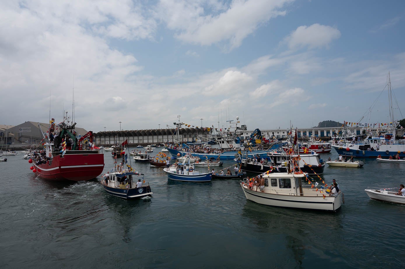 Los barcos salen del Barrio Pesquero. 