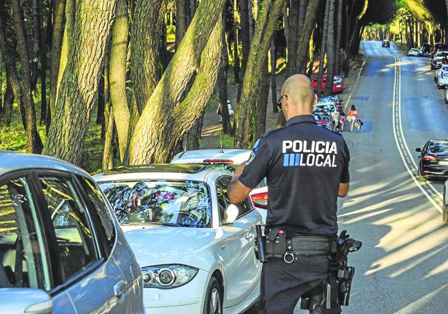 La Policía Local de Piélagos evacuó hace unos días a decenas de vehículos mal aparcados en Liencres.