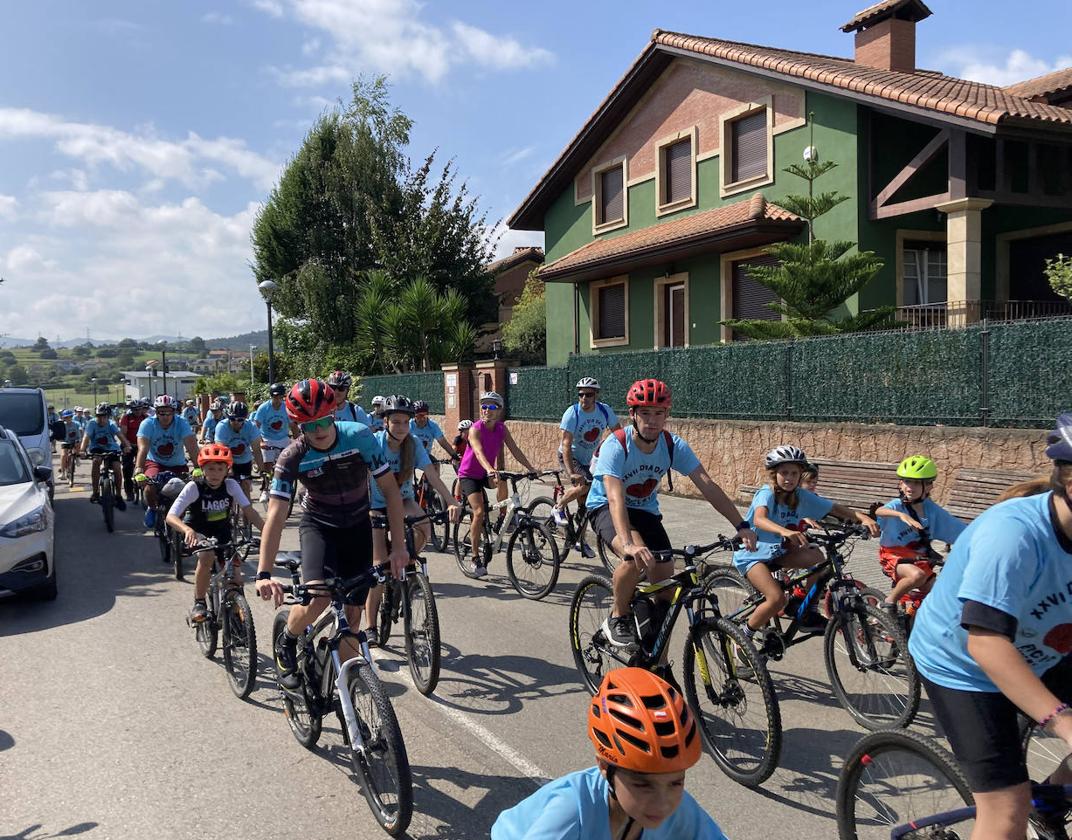 Ciclistas de todas las edades, en Bárcena de Cicero.