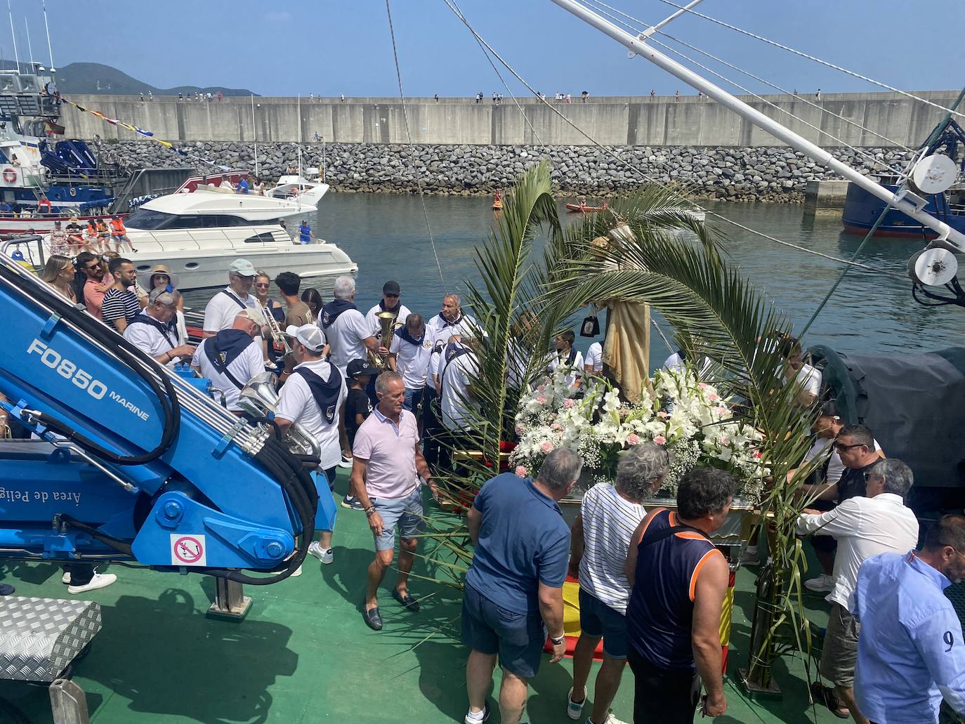 Sus tripulantes la han portado en alzas hasta la cubierta del barco. La esperada cita ha estado amenizada por la Agrupación Cultural Musical Las Panchoneras de Laredo y la peña Tío Simón. Previa a la procesión marítima ha tenido lugar una misa en el interior de la lonja de pescadores.