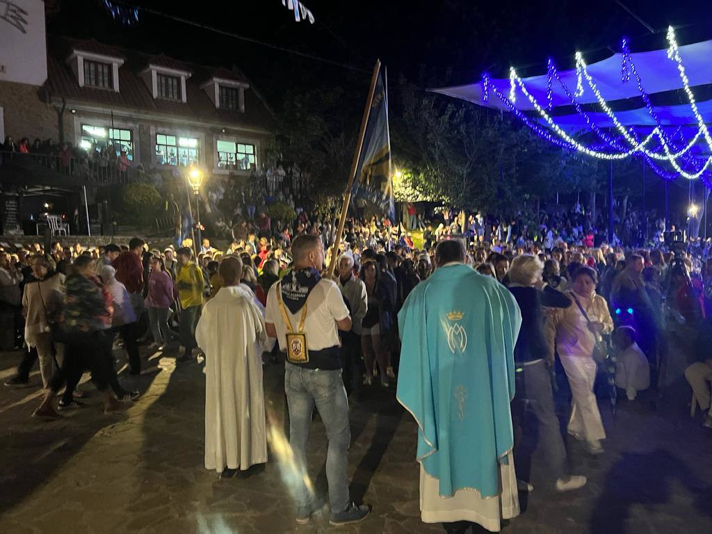 A las 5.00 horas tiene lugar la primera procesión de la virgen, uno de los momentos de mayor afluencia de fieles