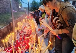 Los devotos de la Virgen del Carmen cumplen con la tradición y dejan millares de velas a la patrona del mar en la madrugada de este domingo.