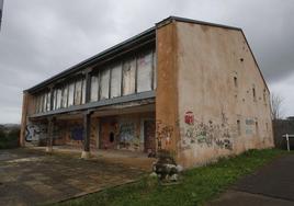 El edificio que acogerá la guardería lleva siendo víctima de continuos actos vandálicos durante años.