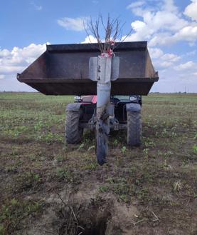 Imagen secundaria 2 - 1. Minas antitanque rusas en uno de los terrenos del agricultor cántabro. | 2. Socavón provocado por el impacto de un cohete en las instalaciones de Ramón Gómez. | 3. Retirada un cohete caído en uno de los campos del empresario cántabro.