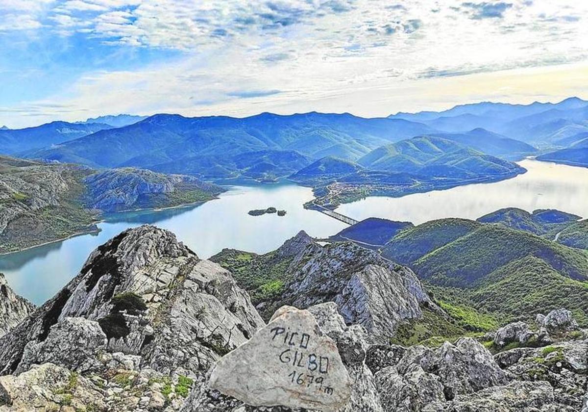 Riaño y su embalse, desde la cima del Gilbo.