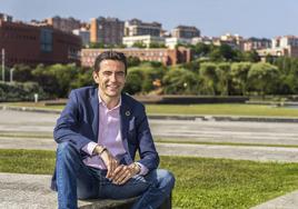 Pedro Casares, la persona elegida por el presidente Sánchez como portavoz de Economía del PSOE, en el Parque de Las Llamas