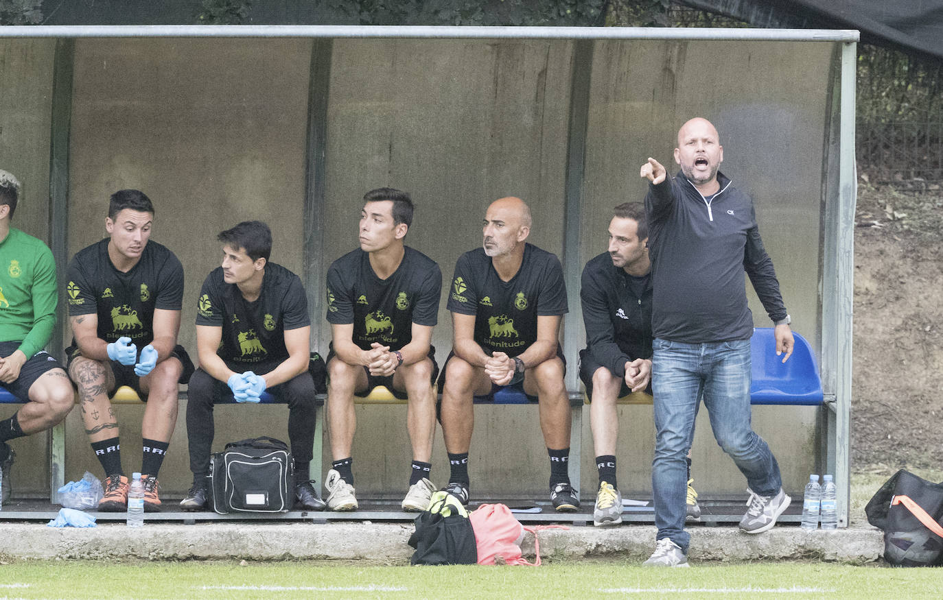 José Alberto da instrucciones a sus jugadores.