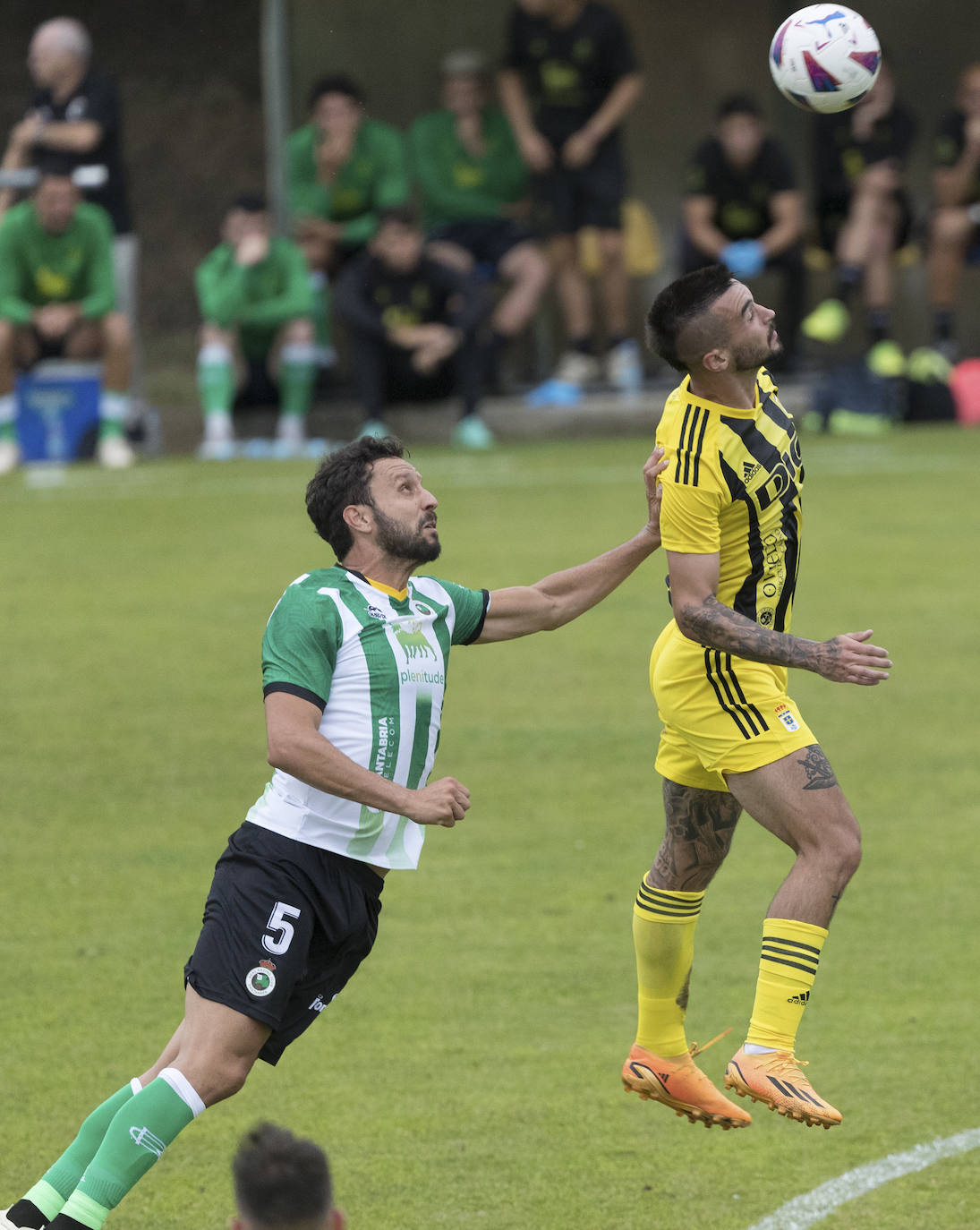 Germán sigue la trayectoria de la pelota, cabeceada por un jugador del Oviedo.