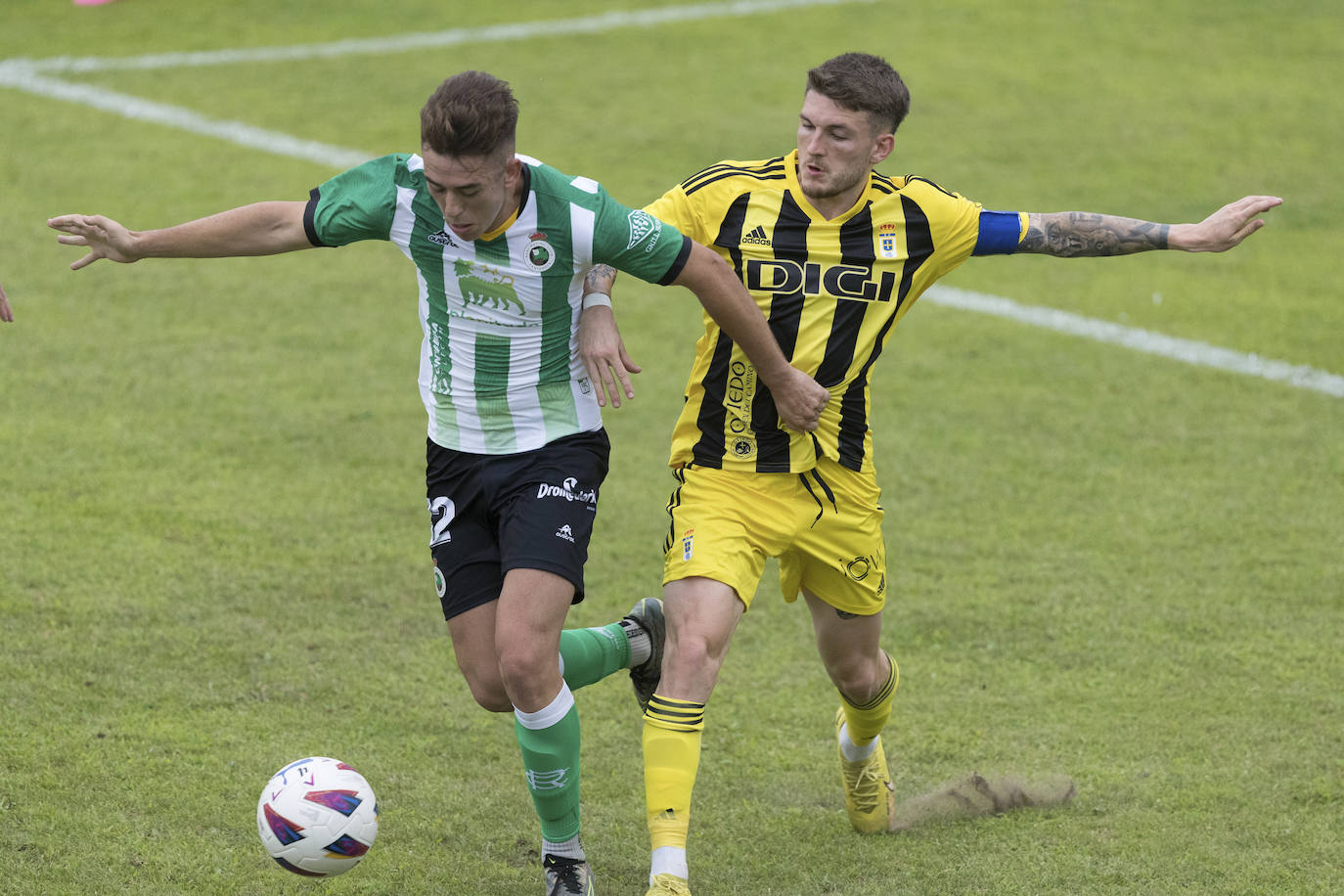 Diego Campo pelea por el balón con Jimmy.