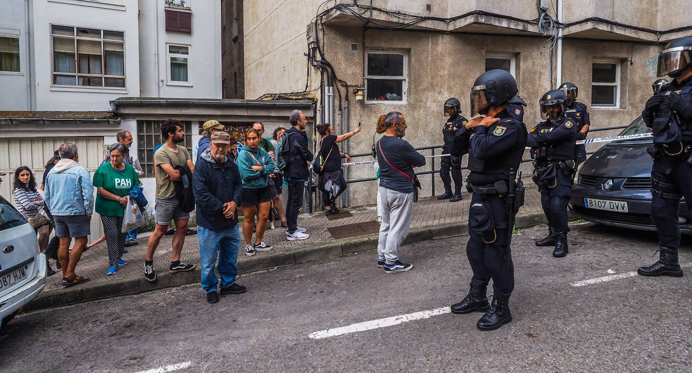 Los activistas antidesahucios han estado muy indignados por la fuerte presencia policial