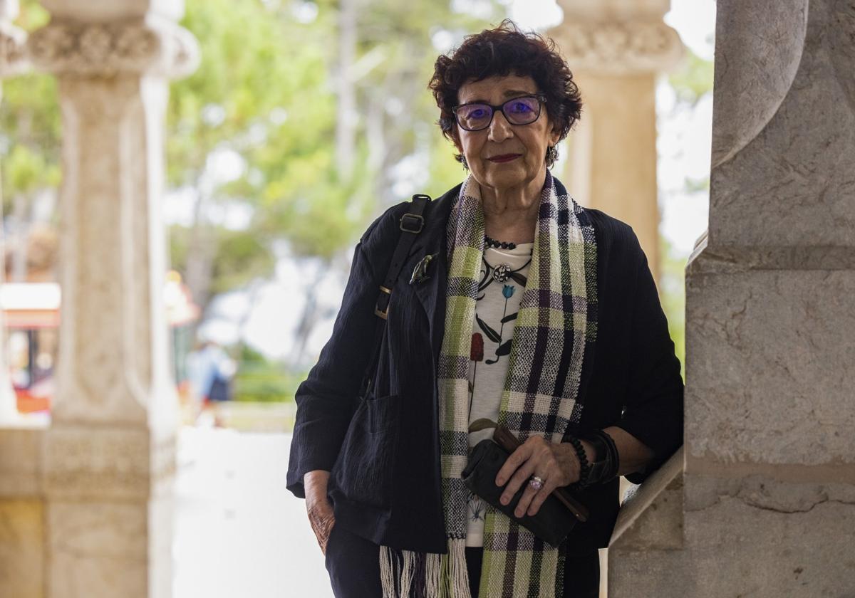 Olvido García Valdés en el pórtico de acceso al Palacio de la Magdalena.