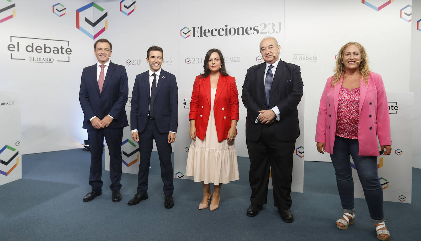 La periodista Pilar González, en el centro, junto los candidatos De las Cuevas, Casares, Del Valle y Martín.