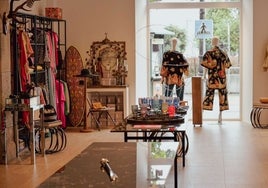 Un rincón de la tienda, con dos maniquies vestidos de Etro, en el escaparate