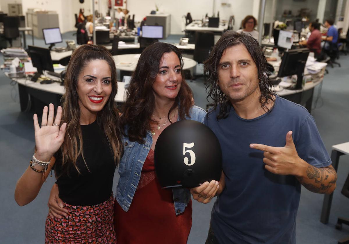 Rulo entrega el casco de moto a Ana Castillo en presencia de su hermana Mara.