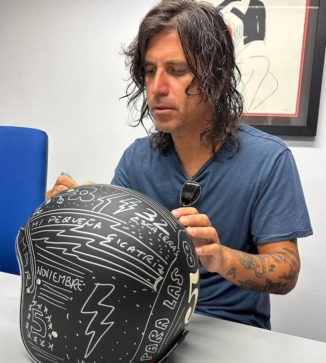 Rulo, personalizando el casco en las instalaciones de El Diario Montañés.