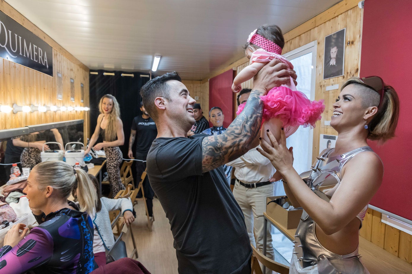 Alegría, director del circo, juega con su hija Luna junto a su mujer, Lucía Rivera.