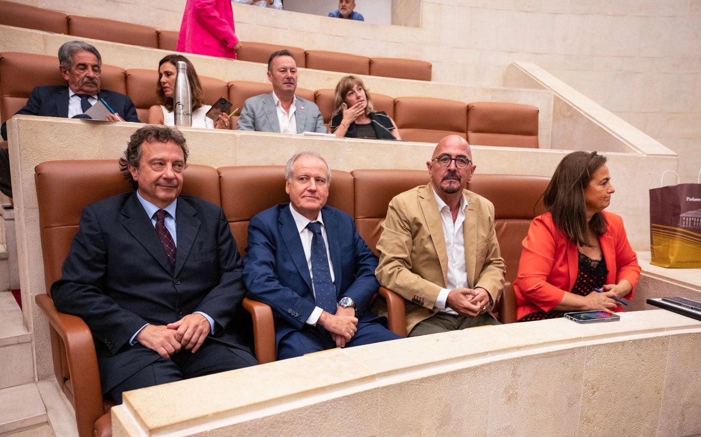 Los consejeros de Ganadería, Industria, Salud e Inclusión delante de la bancada del PRC. 